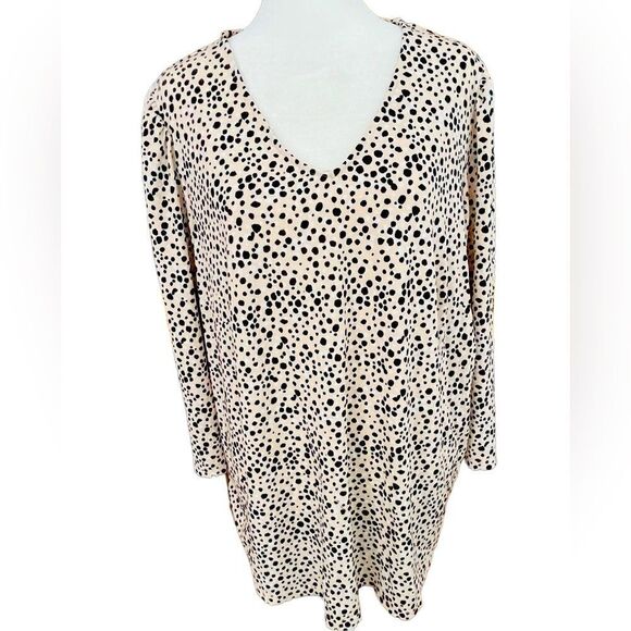 Adrianna Papell Tops - Adrianna Papell blush pink/black & white dot v neck top size 1 X.